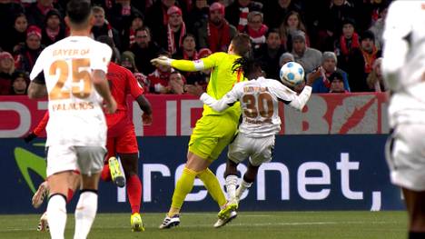 Manuel Neuers Foul am Leverkusener Frimpong im Pokal-Achtelfinale hat Auswirkungen auf den weiteren Saisonverlauf. Der Bayern-Kapitän hat sich damit selbst geschwächt. 