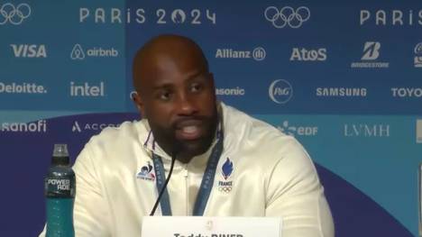 Frankreichs Judo-Superstar Teddy Riner holt bei den Olympischen Spielen in Paris seine fünfte Gold-Medaille. Auf der PK muss der 35-Jährige das erst einmal verarbeiten.