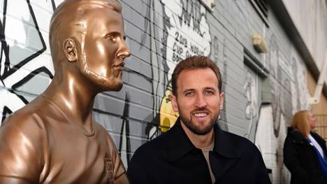 Es scheint gut zu laufen bei diesem Bayern-Star: Gerade erst feierte er den Aufstieg in der Nations League, jetzt wird er mit einer Statue verewigt. Erkennt ihr ihn schon?