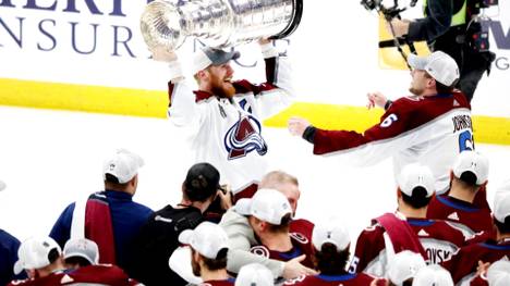 Die Colorado Avalanche gewinnen erstmals seit über 20 Jahren wieder den NHL-Titel. Nico Sturm ist nun der fünfte deutscher Eishockey-Profi, der den Stanley Cup gewonnen hat. 