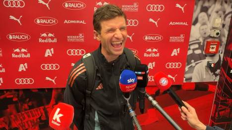 Als Thomas Müller auf seine Vertragssituation angesprochen wird, reagiert der Bayern-Star in klassischer Manier und lässt sich auf einen Schlagabtausch ein.