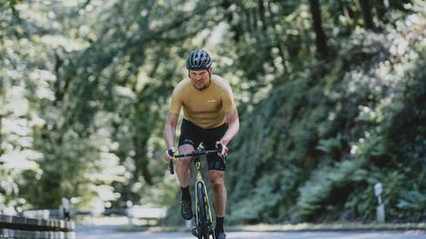 Gut 25 Jahre nach seinem Triumph bei der Tour de France und zahlreiche Negativ-Schlagzeilen später will der einstige Rad-Star Jan Ullrich seine Geschichte erzählen - "die ganze Geschichte", wie er selbst sagt. Die Doku "Jan Ullrich - Der Gejagte" gibt es ab 28. November exklusiv bei Prime Video.