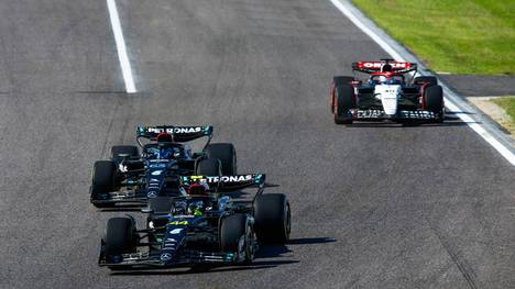 Während des Rennens in Suzuka gerieten die Mercedes-Piloten George Russell und Lewis Hamilton mehrmals an einander. Nach dem Rennen hatten sie verschiedene Auffassungen der kniffligen Szenen.