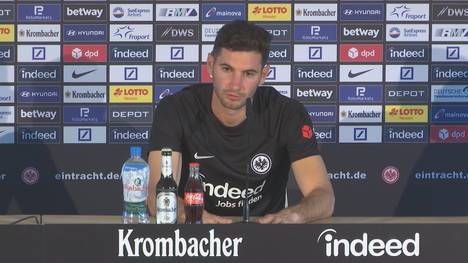 Auf der Pressekonferenz von Neuzugang Lucas Alario erklärt er auch, warum er bei Frankfurt die Rückennummer 21 statt wie gewohnt die 13 trägt. 