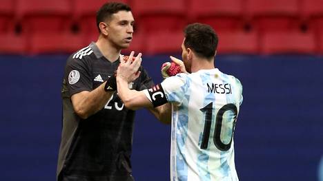 Mit drei gehaltenen Elfmeter im Halbfinale der Copa America wurde Emiliano Martinez zu Argentiniens Held. Für den Erfolg verzichtet er sogar darauf, seine neugeborene Tochter zu sehen.