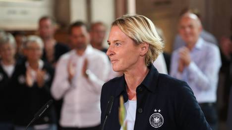 Bundestrainerin Martina Voss-Tecklenburg hat für gleiche Titelprämien für Frauen- und Männer-Nationalmannschaften plädiert.