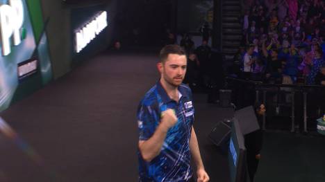  Luke Humphries zeigt gegen Dave Chisnall, dass er auch in der Lage ist ein Spiel von Beginn an zu dominieren. Der Top-Favorit zieht problemlos ins Halbfinale ein.