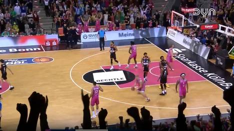 Dank einer beeindruckenden Aufholjagd haben die Telekom Baskets Bonn in der Basketball-Bundesliga das Prestigeduell mit Meister ratiopharm Ulm mit 98:97 nach Verlängerung gewonnen. Harald Frey verwandelte acht Sekunden vor dem Ende der Verlängerung den entscheidenden Freiwurf.