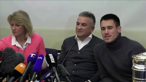 Novak Djokovic darf in Australien bleiben. Nun äußert sich die Familie des Serben auf einer eigens einberufenen Pressekonferenz. Die Rahmenbedingungen sind schräg, eine kritische Frage beendet alles abrupt.