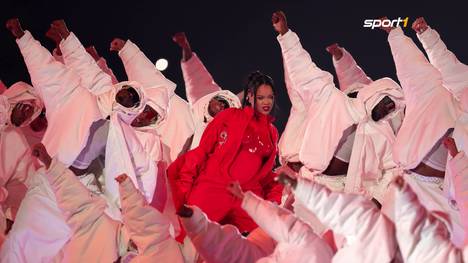 Rihanna ist der Superstar der Halbzeitshow im Super Bowl. Doch Fans sprechen nicht nur über die Musik der Sängerin.