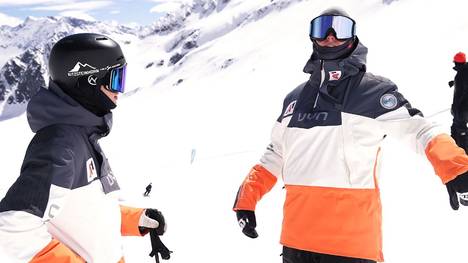 Uyn unterstützt Extrem- und Profisportler mit leistungsstarker und technischer Bekleidung bei der Erreichung ihrer sportlichen Ziele. So entwickelte das Uyn-Forschungs- und Design-Team für den Ultra-Radfahrer Omar di Felice einen speziellen Anzug. Dieser ist genau auf die Herausforderungen, die ihn bei seinem Projekt „Antarctica Unlimited“, der Durchquerung der Antarktis mit dem Fahrrad, erwarten, angepasst. Auch das österreichische Ski-Alpin-Team wird von Uyn mit innovativer Funktionswäsche ausgestattet, die die Athleten bei der Erreichung ihrer sportlichen Höchstleistung unterstützen.