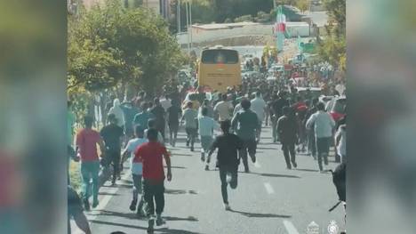 Mega-Fanansturm im Iran. Bei der Ankunft von Fußball-Star Cristiano Ronaldo sind zahlreiche Anhänger dem Bus des Portugiesen hinterher gelaufen. 