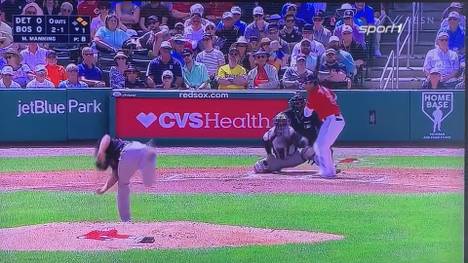 Volltreffer in der MLB. Bei der Vorbereitung auf die neue Saison wird Justin Turner von den Boston Red Sox hart im Gesicht getroffen.