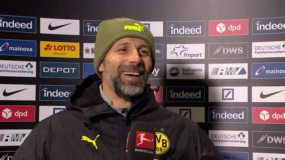 Borussia Dortmund dreht einen 0:2-Rückstand in Frankfurt. Nach dem Spiel amüsiert sich Marco Rose über eine Frage eines Reporters.