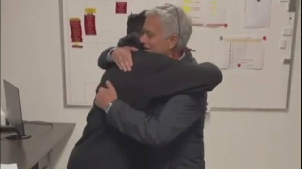 Versprechen gehalten! Roma-Trainer Jose Mourinho beschenkte seinen Stümer nach dessen Doppelpack.