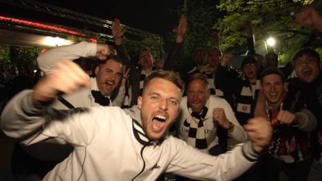 Eintracht Frankfurt feiert den Finaleinzug nach einem 1:0 über West Ham United. Die Fans der SGE machen die Nacht zum Tag und feiern eine wilde Party vor dem Stadion.