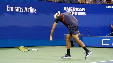 Nick Kyrgios muss für seinen Ausraster nach dem Aus bei den US Open eine Strafe von 14.000 US-Dollar zahlen. Nach der Fünfsatz-Niederlage im Viertelfinale gegen den Russen Karen Chatschanow zertrümmerte der extrovertierte Australier zwei Schläger. 