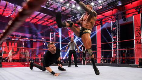 Bei WWE Monday Night RAW will der eigentlich zurückgetretene Christian seinen verletzten Partner Edge rächen - Randy Orton und Ric Flair haben andere Pläne ...