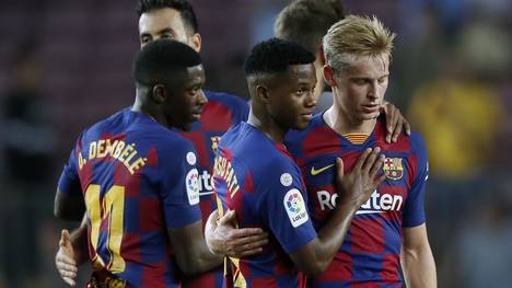 Der FC Barcelona ist schwer verschuldet und dennoch an der Verpflichtung von Superstars wie Robert Lewandowski interessiert. Der Finanzchef der Katalanen spricht nun über das Millionenloch, das der Verein stopfen muss.