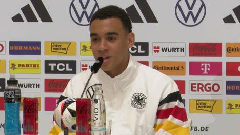 Auf der Pressekonferenz der deutschen Fußball-Nationalmannschaft wird Jamal Musiala zu seinem Spitznamen Bambi befragt. Der Youngster klärt auf, wie er genannt werden kann.