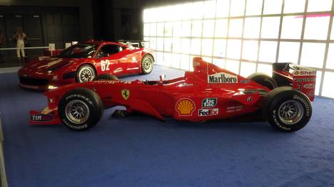 Ein legendärer Formel-1-Wagen von Michael Schumacher ist für 6,22 Millionen US-Dollar versteigert worden.