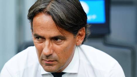 Erfolgstrainer Simone Inzaghi bleibt dem italienischen Fußball-Spitzenklub Inter Mailand weiter erhalten. 