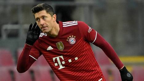 Robert Lewandowski bleibt der Beste der Besten: Nach 2020 gewinnt der Pole auch 2021 die FIFA-Wahl zum Weltfußballer und setzt sich gegen Lionel Messi und Mo Salah durch. 