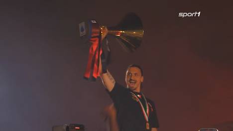 Serie A: Ausgelassene Meisterfeier von AC Mailand mit Zlatan Ibrahimovic auf dem Domplatz 