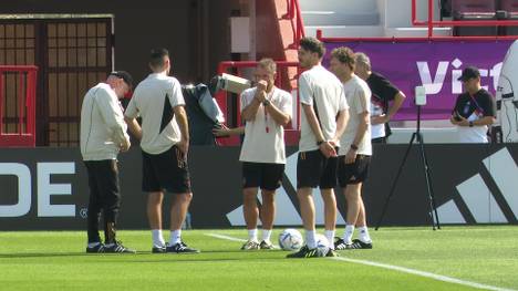 Hiobsbotschaft für das DFB-Team! Leroy Sané wird für das erste Gruppenspiel gegen Japan ausfallen. Wie möchte Hansi Flick das kompensieren?