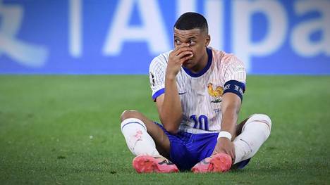 Bei Frankreichs 1:0-Sieg gegen Österreich bricht sich Kylian Mbappé die Nase. Er schleppte sich mit blutender Nase auf den Platz zurück und legte sich auf den Boden. Das Spiel musste unterbrochen werden. Mbappé-Aufreger: Clever oder unfair?