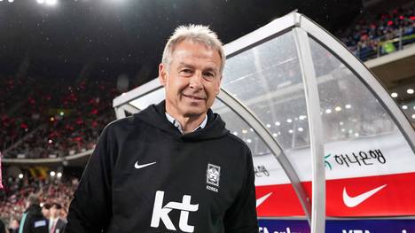 Vor knapp einem Monat übernahm Jürgen Klinsmann als neuer Trainer der südkoreanischen Nationalmannschaft. Sein erstes Spiel auf der Trainerbank hat er sich sicher anders vorgestellt. 