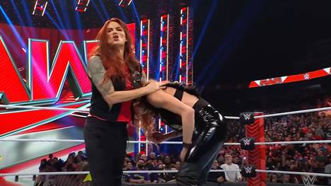 Bei WWE Monday Night RAW untermauert Rückkehrerin Lita ihre Ansprüche auf Becky Lynchs Damentitel. "Big Time Becks" steckt den Twist of Fate ein - und einen Moonsault ...