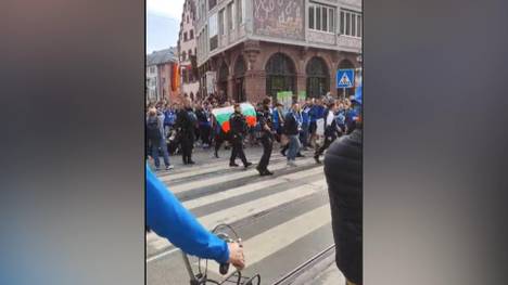 Es verspricht ein stimmungsvolles Rückspiel der Conference-League-Playoffs zu werden. Tausende Sofia-Fans sind angereist und strömen durch Frankfurter Innenstadt.