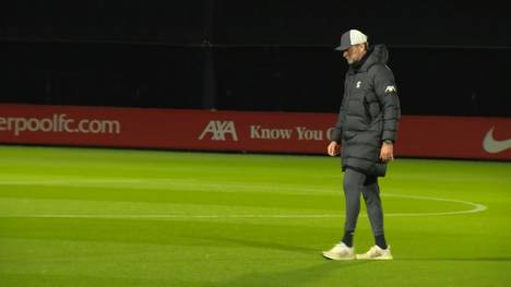 Nach dem 3:1-Sieg des FC Liverpool bei Crystal Palace beschenkte Trainer Jürgen Klopp die mitgereisten Fans: Wie ein Twitter-Video zeigt, kam Klopp mit Bierflaschen in der Hand aus dem Mannschaftsbus und überreichte sie den wartenden Liverpool-Fans. 