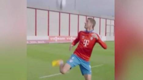 Thomas Müller macht einen typischen Müller bei einem Werbespot. Ob die Aktion echt ist, ist aber zu bezweifeln. 