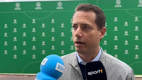 BVB-Geschäftsführer Lars Ricken spricht in einer Medienrunde über die Ausnahmetalente Paris Brunner und Kjell Wätjen von Borussia Dortmund.