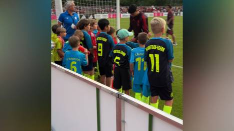 Nach dem 14:1-Testspielsieg gegen den FC Rottach-Egern nehmen sich die Bayern-Stars Zeit für ihre Fans. Aleksandar Pavlovic & Co. machen dabei vor allem den jungen Fans eine Freude.