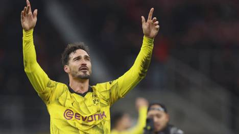 Mats Hummels hat im Champions-League-Spiel gegen Milan stark gekämpft. Das sieht auch der Trainer Edin Terzic und vergleicht den Abwehrmann mit einer BVV-Legende. 