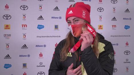 Die deutsche Skicrosserin Daniela Maier holt Bronze. Dass es dazu kam, hatte sie auch dem Videobeweis zu verdanken, der die Schweizerin Fanny Smith bestrafte.