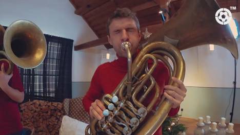Wenn Thomas Müller Tuba spielt, sich CR7 gewöhnungsbedürftig kleidet und "Calli" zusammen mit der Familie in einer alten Hose steht - dann ist Weihnachten.