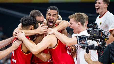 Das DBB-Team schafft historisches und steht erstmals im Finale der Basketball-WM. Im Halbfinale schlägt das Team den Titelfavoriten aus den USA. 