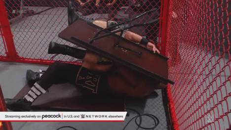 Im Hauptkampf von WWE Hell in a Cell 2021 ging es mächtig zur Sache. Eine der Höhepunkte: Drew McIntyre stoppt den Aufgabegriff von Champion Bobby Lashley mit einer Kamikaze-Aktion.