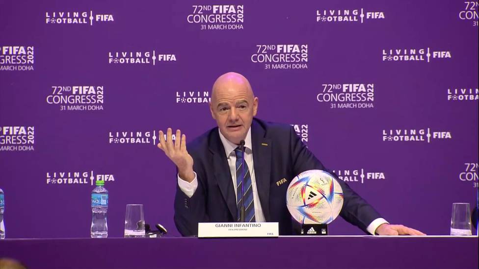 Die Woche vor der Auslosung zur WM 2022 nutzt FIFA-Präsident Gianni Infantino um sich zu präsentieren. Den fragwürdigen Auftritt in Katar kann man fast nur mit Humor ertragen.