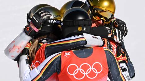 Das deutsche Alpin-Team sichert sich am letzten Tag die erste Medaille. Im Team-Wettbewerb unterliegen Lena Dürr und Co. erst im Finale knapp.