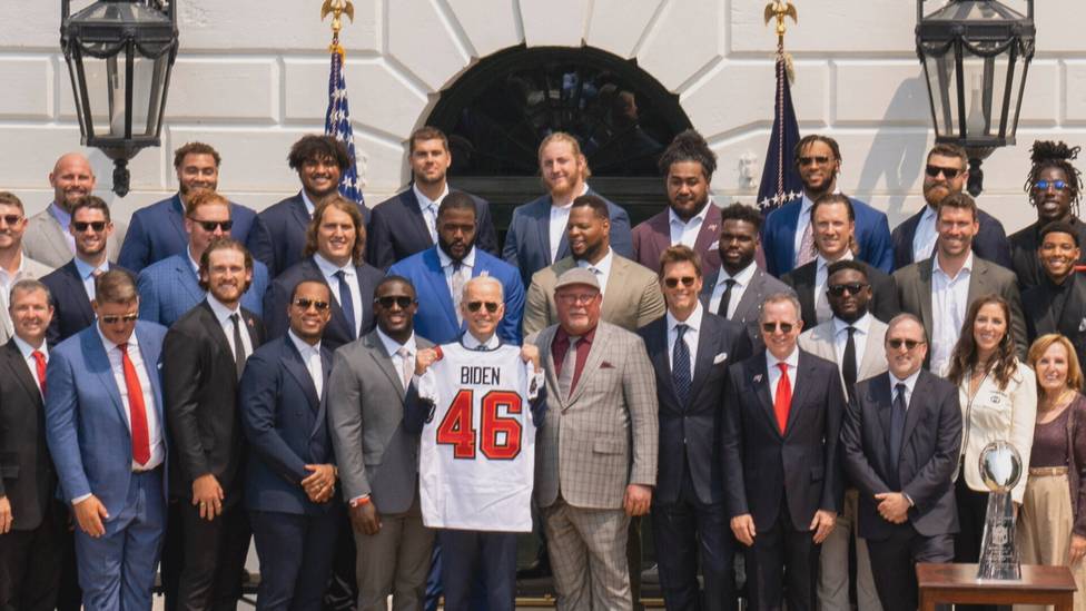 Die Tampa Bay Buccaneers haben als amtierender NFL-Champion Präsident Joe Biden im Weißen Haus besucht. Tom Brady sorgte für gute Laune und stichelte gegen Donald Trump.