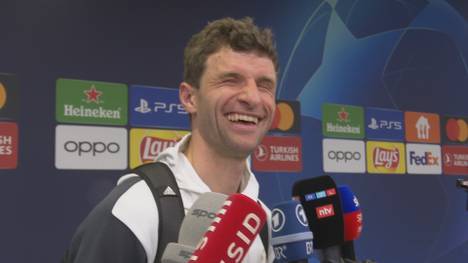 Thomas Müller bringt bei seinem Interview nach dem Viertelfinaleinzug des FC Bayern München die Mixed Zone zum Lachen. 