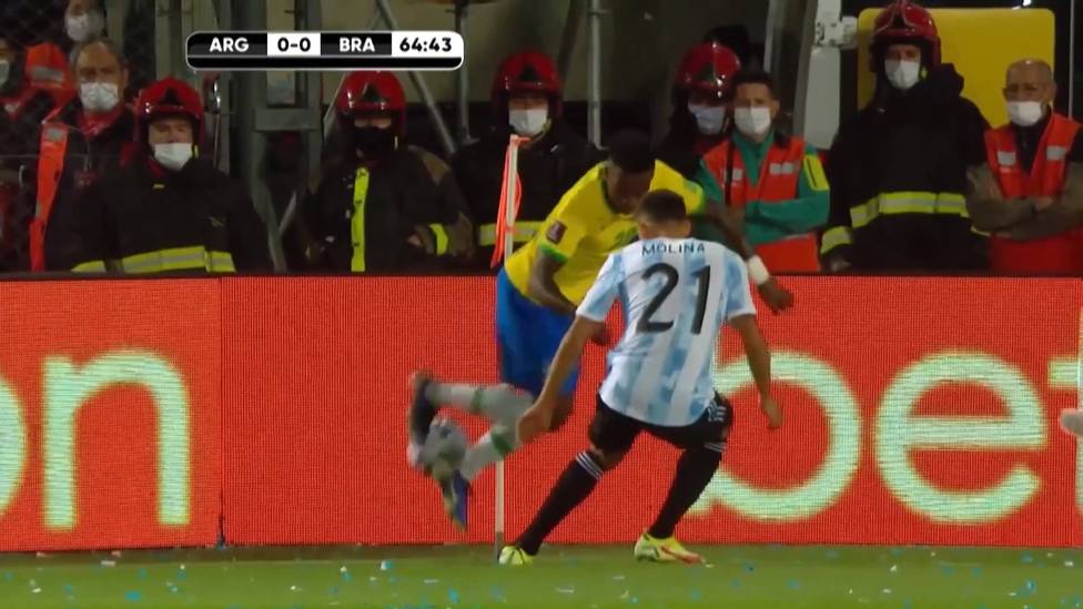 Ángel di María und Vinicius Jr. packen im Duell zwischen Argentinien und Brasilien ihreTricks aus. Nicolas Otamendi schockt mit einer brutalen Aktion.