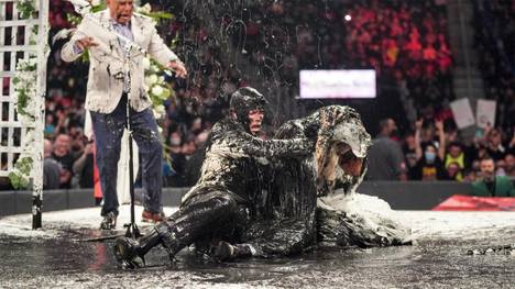 Bei WWE RAW erneuern The Miz und Maryse im Ring unter Anleitung eines alten Bekannten ihr Hochzeits-Gelöbnis. Rivale Edge sprengt die Szenerie auf die ihm eigene Weise.