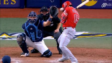 Bei einem MLB-Spiel gegen die Tampa Bay Rays bekommt Angels-Outfielder Randal Grichuk einen Pitch ins Gesicht geworfen. 