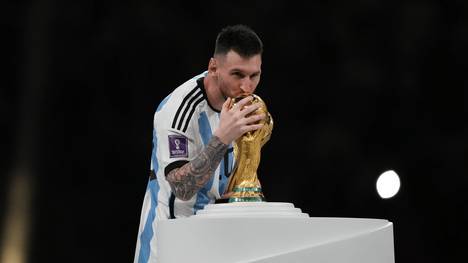 Nach seinem Sieg im WM Finale 2022 über Frankreich hat der Argentinier Lionel Messi alles erreicht. Doch wie gut war er in beim Turnier in Katar wirklich? Und welche Auswirkungen hat dieser Titel auf seine Karriere? Diese Fragen beantworten wir bei Sport1in Wie gut war eigentlich Lionel Messi bei der WM 2022? 